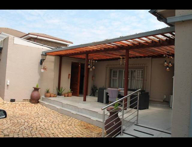 8 BEDROOM HOUSE FOR SALE IN SOUTH KENSINGTON